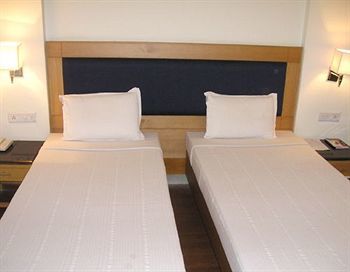 Rukmini Riviera Hotel Haiderabad Buitenkant foto