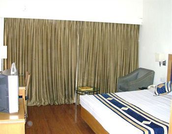 Rukmini Riviera Hotel Haiderabad Buitenkant foto